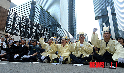 【서울=뉴시스】박상훈 기자 = 삼성전자서비스가 '노조와해 공작'을 위해 총괄TF(Task Force)를 조직한 정황이 지난 10일 언론에 드러나면서 2014년 5월 17일 자신의 승용차 안에서 스스로 목숨을 끊은 염호석(당시 34세) 삼성전자서비스 경남 양산분회장의 죽음이 다시 조명되고 있다. 사진은 지난 2014년 6월 금속노조삼성전자서비스지회가 서울 서초동 삼성생명 앞에서 故 염호석 영결식을 하고 있는 모습. 2014.06.30. hyalinee@newsis.com