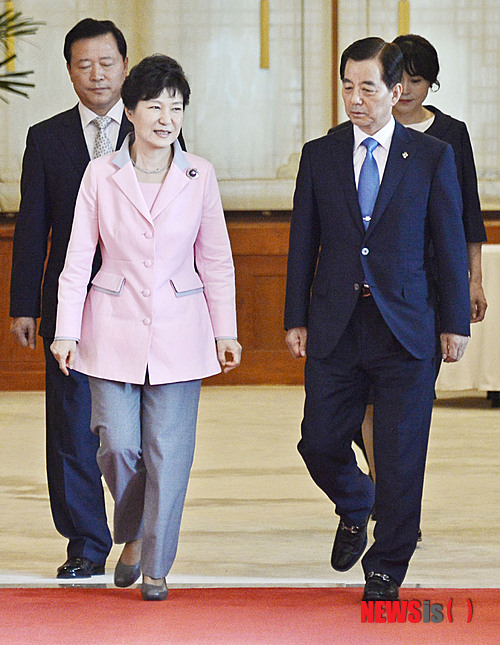 【서울=뉴시스】홍찬선 기자 = 박근혜 대통령이 30일 오후 청와대에서 한민구 신임 국방부 장관에게 임명장을 수여한 후 환담장으로 이동하고 있다. 2014.06.30.&nbsp; mania@newsis.com 