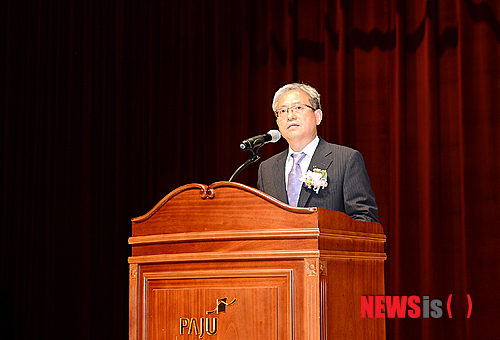 【파주=뉴시스】이경환 기자 = 이재홍 경기 파주시장 취임식이 1일 오전 파주시민회관에서 시민과 각계각층 인사 등이 참석한 가운데 열렸다. 이날 취임식은 세월호 등 국민적 애도분위기 속에 공연이나 축하연 등을 생략하고 간소하게 치러졌다. 2014.07.01.(사진=파주시청 제공) lkh@newsis.com