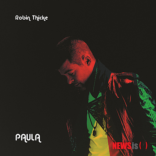 【서울=뉴시스】이재훈 기자 = 지난해 빌보드 '핫100'에서 12주간 1위를 차지한 '블러드 라인스(Blurred Lines)'로 열풍을 일으킨 미국 R&B 가수 로빈 시크(37)가 1년 만인 1일 음반유통사 유니버설뮤직을 통해 새 앨범 '폴라(Paula)'을 발표했다.  전처인 영화배우 폴라 패튼(39)에 대한 진실한 마음을 정통 R&B로 노래한 앨범이다. 시크는 수록곡 전부를 작사·작곡했다. 프로듀싱도 스스로 맡아 음악적 재능을 뽐냈다. R&B와 솔은 물론 가스펠, 재즈, 힙합 영역까지 넘나든다.   수록곡 중 처음 공개된 곡인 정통 R&B 발라드 '겟 허 백(Get Her Back)', 브라스와 일렉트릭 기타 편곡을 사용해 남성적인 재즈의 풍취를 이끌어내는 '리빙 인 뉴욕 시티(Living In New York City)', 수록곡 중 가장 큰 스케일을 가진 정통 발라드이자 사랑하는 그녀가 돌아오길 바라는 마음을 담은 '포에버 러브(Forever Love)' 등 총 14곡이 실렸다.   유니버설뮤직은 "투어도 잠시 중단하고 헤어진 아내 패튼을 설득하려고도 했던 시크가 앨범의 제목으로 그녀의 이름 폴라를 사용, 앨범 발매 전부터 뜨거운 관심을 받았다"고 알렸다.  시크는 영화 '미션 임파서블: 고스트 프로토콜'의 여주인공으로도 유명한 패튼과 고등학생 시절에 만나 20여년을 함께한 스타 부부였다. 작년 '블러드 라인스'를 통해 세계적인 스타덤에 오른 시크는 올해 초 패튼과 9년간의 결혼 생활에 종지부를 찍고 이혼했다.   realpaper7@newsis.com 