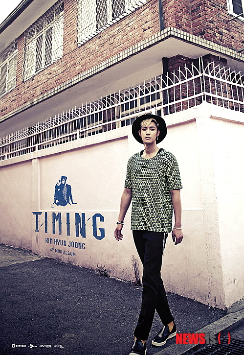 【서울=뉴시스】오제일 기자 = 가수 겸 탤런트 김현중(28)이 11일 네 번째 미니 앨범 '타이밍(TIMING)'을 발표한다.&nbsp;&nbsp; 소속사 키이스트는 "10년차 가수로서 지금까지 걸어온 길을 돌아보고 앞으로 나아갈 방향을 새롭게 찾고 있는 김현중의 고민이 담긴 앨범"이라고 밝혔다.&nbsp; 지난해 7월 세 번째 미니앨범 '라운드 3(ROUND 3)' 이후 1년 만의 국내 앨범이다. 업템포 댄스곡 '뷰티뷰티(Beauty Beauty)', 어번 힙합 '히스 해빗(HIS HABIT)', 어쿠스틱 발라드 '나싱 온 유(Nothing on you)' 브리티시 발라드 '하고 싶은 말' 등 모두 4곡이 담겼다.&nbsp;&nbsp; 미국 힙합그룹 '파 이스트 무브먼트'의 작곡가 피터 데일리와 팝스타 퍼렐 윌리엄스의 객원 기타리스트 브랜트 패슈키 등이 참여, 완성도를 높였다.&nbsp; 앞서 김현중은 지난달 일본에서 네 번째 일본 싱글 '핫 선(HOT SUN)'을 발매, 오리콘 데일리 차트와 위클리 차트 1위에 오르는 등 주목받았다.&nbsp; kafka@newsis.com