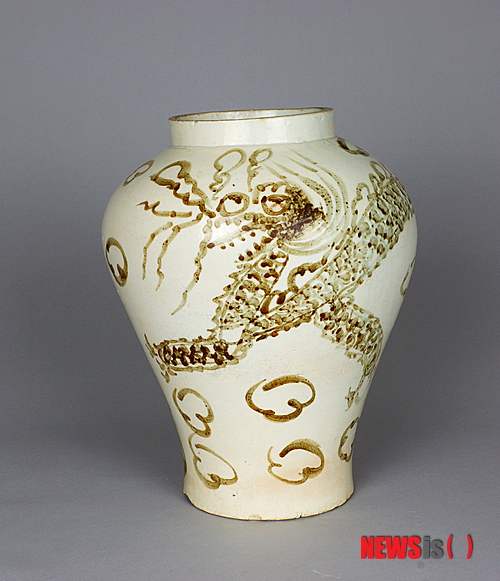 【서울=뉴시스】백자 철화 운룡문 호(17세기)