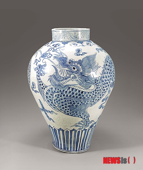 【서울=뉴시스】백자 청화 운룡문 대호 (18세기)