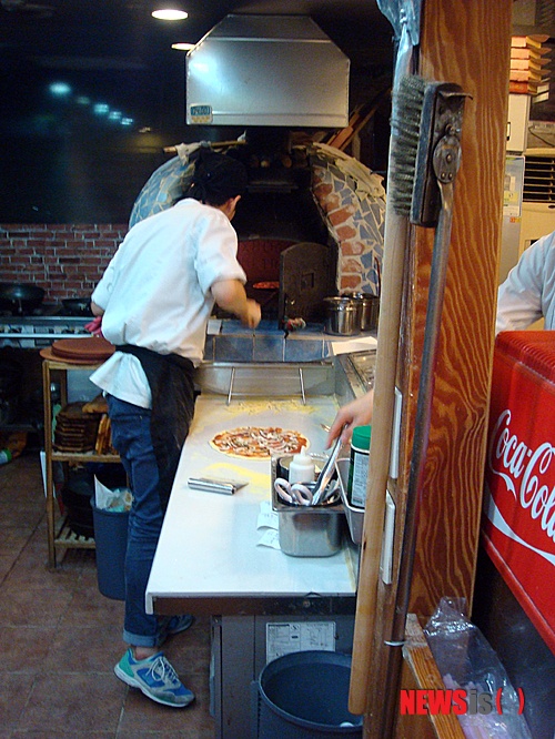 【부천=뉴시스】박영주 기자 = 시야가 탁 트인 조리대에 밀가루가 뿌려진다. 24시간 잘 숙성된 반죽이 밀가루와 뒤섞인다. 손으로 반죽을 다듬으며 평평하게 만든다. 그 위에 토마토소스를 바르고 각종 토핑을 올린 다음 모차렐라 치즈를 뿌린다. 뜨겁게 달궈진 동굴 속으로 들어간 피자는 먹음직스러운 색깔로 단장하고 등장한다.&nbsp; gogogirl@newsis.com&nbsp;&nbsp; 