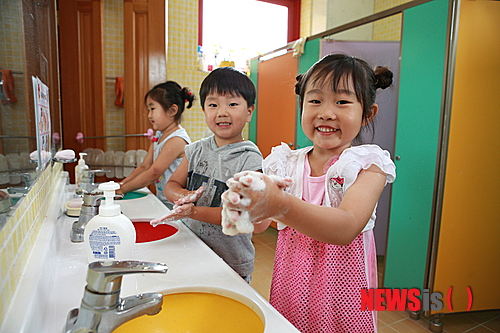 【춘천=뉴시스】박혜림 기자 = 지난 2일 강원도교육청에서 최근 수족구병 발생이 급증함에 따라 개인위생 수칙 준수 및 감염 환자에 대한 관리 등 지침을 공고한 가운데 어린이들이 수족구병 예방을 위해 손을 씻고 있다. 2014.07.03. (사진=강원도교육청 제공) photo@newsis.com