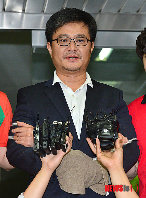 【서울=뉴시스】조종원 기자 = 60대 재력가 살인사건을 수사 중인 경찰이 김형식 서울시의회 의원을 우선 살인교사 혐의만 적용해 검찰에 송치하기로한 3일 오후 서울 강서경찰서에서 김 의원이 검찰로 송치되기에 앞서 취재진의 질문을 듣고 있다. 2014.07.03.&nbsp; choswat@newsis.com