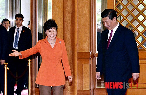 【서울=뉴시스】김영욱 기자 = 박근혜 대통령이 3일 오후 청와대에서 국빈방한한 시진핑(習近平) 중국 국가 주석을 영접하고 있다. 2014.07.03.&nbsp; mirage@newsis.com