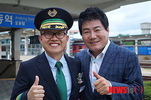 【안동=뉴시스】김진호 기자 = 3일 경북 안동시 안동역에서 열린 대중가요 '안동역에서' 노래비 제막식에 참석한 가수 진성이 김승태 안동역장(왼쪽)과 함께 웃고 있다. 2014.07.03&nbsp; kjh9326@newsis.com&nbsp; 