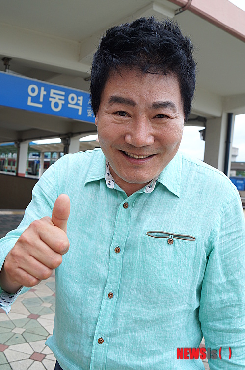 【안동=뉴시스】김진호 기자 = 3일 경북 안동시 안동역에서 열린 대중가요 '안동역에서' 노래비 제막식에 참석한 가수 진성이 환하게 웃고 있다. 2014.07.03&nbsp; kjh9326@newsis.com&nbsp; 