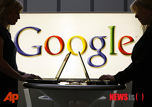 【하노버=AP/뉴시스】지난 4월17일 촬영한 사진으로 독일 하노버에서 열린 산업박람회에서 참가자들이 조명이 들어온 구글 로고 밑에서 노트북으로 작업을 하고 있다. 구글이 인터넷 사용자의 '잊혀질 권리'를 인정한 유럽사법재판소(ECJ)의 판결에 따라 정보 삭제 조치에 나선 가운데 이런 조치로 개인의 잊혀질 권리와 언론의 공적 보도가 맞부딪치는 상황이 늘어나고 있는 것으로 알려졌다. 2014.07.04