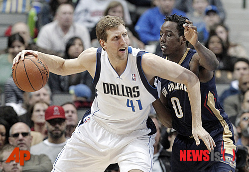 【댈러스=AP/뉴시스】2013~2014시즌을 마치고 자유계약선수(FA)가 된 덕 노비츠키(36·사진 왼쪽)가 미국프로농구(NBA) 댈러스 매버릭스 잔류를 택했다. AP통신은 노비츠키가 댈러스와 3년 계약을 맺었다고 4일(한국시간) 보도했다. 현지 언론들에 따르면 노비츠키는 3년간 총 3000만달러(약 302억원)에 도장을 찍었다. 사진은 지난 2월27일 뉴올리언스 펠리컨스와의 경기에서 상대의 수비를 뚫으려하고 있는 노비츠키의 모습.