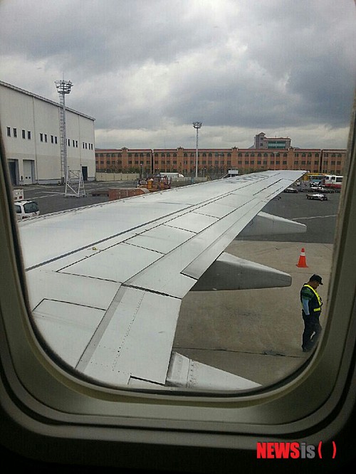 【창원=뉴시스】강승우 기자 = 부산 김해공항에서 4일 오전 10시35분 출발해 제주공항에 도착 예정인 7C0507편 비행기(보잉737-800)가 기체 이상 점검으로 이륙이 1시간 넘게 지연됐다.&nbsp;&nbsp;&nbsp; 탑승객 200여 명이 환불 등을 요구하며 항의가 잇따르고 있다. 사진은 이륙이 지연된 7C0507편 제주항공 비행기가 기체 이상 점검으로 주점검장으로 들어가고 있는 모습. 2014.07.04. (사진= 탑승객 제공)&nbsp;&nbsp; photo@newsis.com 