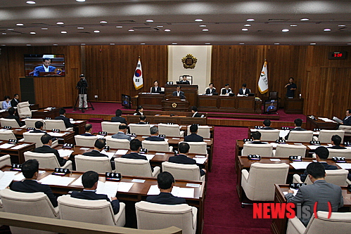 【춘천=뉴시스】박혜미 기자 = 최문순 강원도지사가 4일 오후 강원 춘천시 강원도의회 본회의장에서 열린 제9회 강원도의회에서 시정연설을 하고 있다. 2014.07.04.&nbsp; fly1225@newsis.com