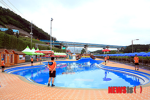 【울산=뉴시스】고은희 기자 = 4일 울산 중구 다운동 척과천 야외물놀이장에서 개장식이 진행되고 있다. 2014.07.04.&nbsp;&nbsp; gogo@newsis.com