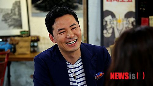 【서울=뉴시스】박영주 기자 = ‘놀던 여자가 잘되는 이유’, ‘극복의 기술’ 등의 강연으로 유튜브에서 주목받은 김창옥(41)씨가 SBS TV 예능프로그램 ‘매직아이’에 합류한다.&nbsp; 제작진은 “일상에서 마주치는 헷갈리고 애매한 문제들의 현명한 선을 정하는 ‘선정 뉴스’ 코너에서 토크를 한층 더 깊이 있게 만들어 줄 전문가로 김창옥씨가 적임자라고 판단했다”고 밝혔다.&nbsp; 첫 녹화 후 제작진은 “이효리, 문소리, 홍진경 등 3명의 MC와의 시너지 효과가 좋았다. 각 분야에서 성공한 여자 MC들이지만 인기 스타 이전에 한 인간으로 김창옥씨를 만나면서 매회 성장하는 것을 볼 수 있을 것”이라며 기대감을 드러냈다.&nbsp; ‘매직아이’는 8일 밤 11시15분에 방송된다.&nbsp; gogogirl@newsis.com 