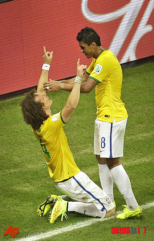 【포르탈레자(브라질)=AP/뉴시스】브라질의 다비드 루이스(27·파리 생제르맹·사진 왼쪽)이 5일(한국시간) 포르탈레자의 이스타지우 카스텔랑에서 열린 콜롬비아와의 2014브라질월드컵 8강전에서 추가골을 넣은 뒤 기뻐하고 있다.&nbsp;&nbsp; 