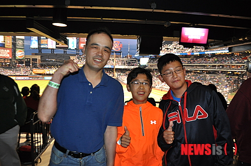 【뉴욕=뉴시스】노창현 특파원 = 미국의 한인소년 두명이 한인 장애우들의 메이저리그 야구관람을 위해 수개월간 아르바이트 하며 돈을 모아 감동을 주고 있다. 뉴저지 크레스킬에 거주하는 라이언 유(12)와 유진 문 (12)군은 4일 뉴욕밀알선교단(단장 김자송)의 장애우들에게 MLB 뉴욕메츠의 경기를 보여주기 위해 석달여동안 아르바이트와 펀드레이징을 펼쳐 총 3400달러를 모았다. 덕분에 정승우씨 등 거동이 불편한 장애인들은 1인당 142달러 하는 라운지클럽에서 식사와 함께 야구를 즐길 수 있었다. 라이언(가운데)과 유진 군이 정승우씨와 함께 환한 표정을 짓고 있다. 2014. 07.05. <사진=Newsroh.com 제공>&nbsp;&nbsp; robin@newsis.com&nbsp; 