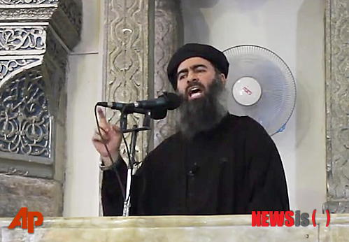 【AP/뉴시스】5일 이슬람 무장단체 '이라크·레반트 이슬람 국가'의 웹사이트에 그 지도자인 아부 바크르 알 바그다디가 이라크의 한 사원에서 강론하는 모습을 보여주었다. 그는 좀체 이처럼 공개적으로 모습을 보이지 않았기에 이 비디오를 두고도 알 바그다디인지 아닌지 논란이 있다.