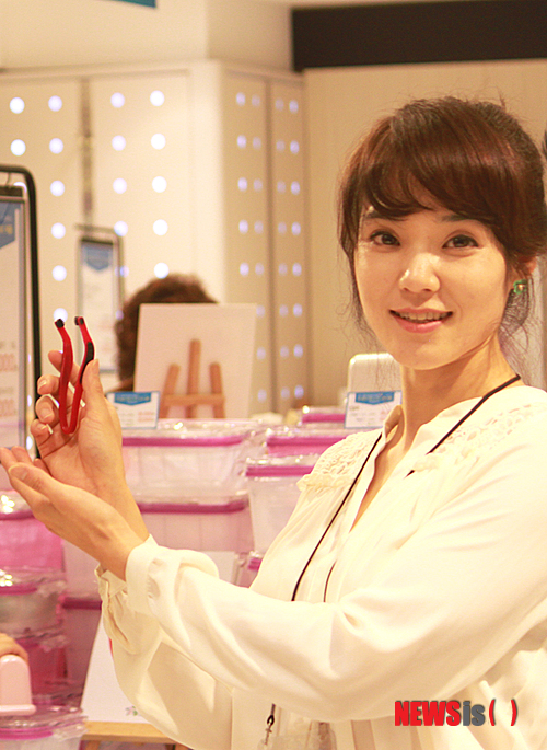 【대구=뉴시스】김태원 기자 = 5일 오후 대구시 중구 동성로 대구백화점 3층에서 개최되고 있는 대구경북 중소기업제품판매점에 참가한 '오블리치' 전은희(39) 대표가 상품을 손에 들어보이고 있다. 2014.07.06&nbsp;&nbsp; bplace27@newsis.com