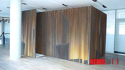 【서울=뉴시스】김종구 '하얀공간'(가변설치, 쇳가루 광목 PV접착제 프로젝터 CCTV카메라, 2014)