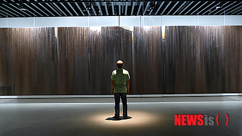 【서울=뉴시스】김종구 '쇳가루 6000자 독백' 부분 (가변설치, 쇳가루 광목 PV접착제, 2014)