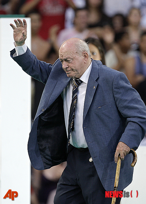 【마드리드=AP/뉴시스】스페인 프로축구 레알 마드리드의 전설적인 공격수 알프레도 디 스테파노(아르헨티나)가 7일(현지시간) 향년 88세로 별세했다. 사진은 지난 2009년 7월6일 레알 마드리드 홈구장인 산티아고 베르나베우를 방문해 팬들을 향해 손을 흔들고 있는 디 스테파노의 모습.2014.7.8.
