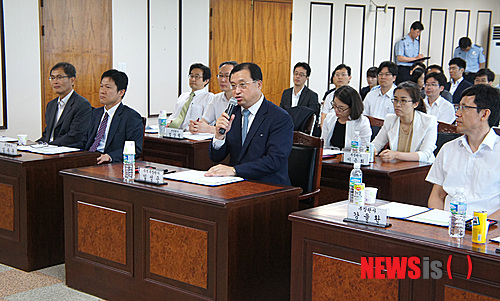 [서울=뉴시스] 지난 2014년 임성근(가운데) 당시 서울중앙지법 형사수석부장판사가 서울구치소 교도관들과 간담회를 하고 있다. (사진=서울중앙지법 제공)&nbsp; photo@newsis.com&nbsp; 