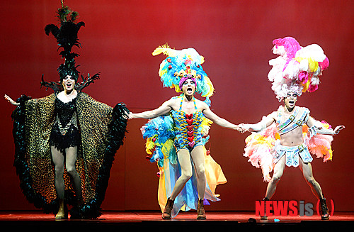 【서울=뉴시스】박문호 기자 = 배우 김다훈(왼쪽부터), 이지훈, 유승엽이 8일 오후 서울 강남구 논현로 LG아트센터에서 열린 호주 뮤지컬 '프리실라' 프레스콜에서 열연하고 있다. 8일 LG아트센터에서 개막하는 '프리실라'는 1994년 개봉한 영화를 원작으로 2006년 호주 시드니에서 초연된 후 브로드웨이, 웨스트엔드에 섰다. 영화를 원작으로 한 무비컬(movical)이자 맘마 미아!'처럼 기존 히트곡을 엮어 만든 주크박스 뮤지컬이다. 2014.07.08. go2@newsis.com