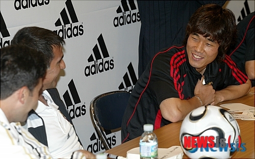 【서울=뉴시스】영국 축구전문매체인 '트라이벌풋볼'은 7일(현지시간) "박주영이 전 스승인 세뇰 귀네슈 감독이 이끌고 있는 터키 프로축구 부르사스포르와 입단 협상을 벌이고 있다"고 보도했다. 사진은 지난 2007년 7월19일 서울 명동 아디다스 매장에서 진행된 프로축구 FC서울 팬사인회에서 귀네슈(왼쪽) 감독과 대화를 나누고 있는 박주영의 모습.(사진 = 뉴시스DB).2014.7.8.