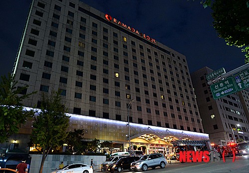 【서울=뉴시스】고범준 기자 = 8일 오후 서울 강남구 봉은사로 라마다서울호텔에서 60대 한 남성이 객실에서 인화물질을 뿌리고 분신자살을 하겠다고 협박하며 경찰과 대치중인 가운데 소방차들이 호텔 앞에 대기하고 있다. 2014.07.08.&nbsp; bjko@newsis.com