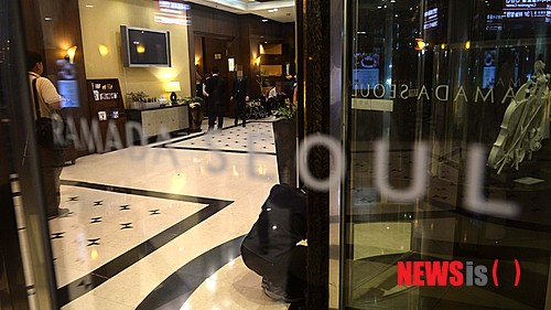 【서울=뉴시스】고범준 기자 = 8일 오후 서울 강남구 봉은사로 라마다서울호텔에서 60대 한 남성이 객실에서 인화물질을 뿌리고 분신자살을 하겠다고 협박하며 경찰과 대치중인 가운데 호텔 관계자들이 분주히 움직이고 있다. 2014.07.08. bjko@newsis.com