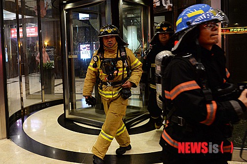 【서울=뉴시스】고범준 기자 = 8일 오후 서울 강남구 봉은사로 라마다서울호텔에서 60대 한 남성이 객실에서 인화물질을 뿌리고 분신자살을 하겠다고 협박하며 경찰과 대치중인 가운데 소방대원들이 분주히 움직이고 있다. 2014.07.08.&nbsp; bjko@newsis.com