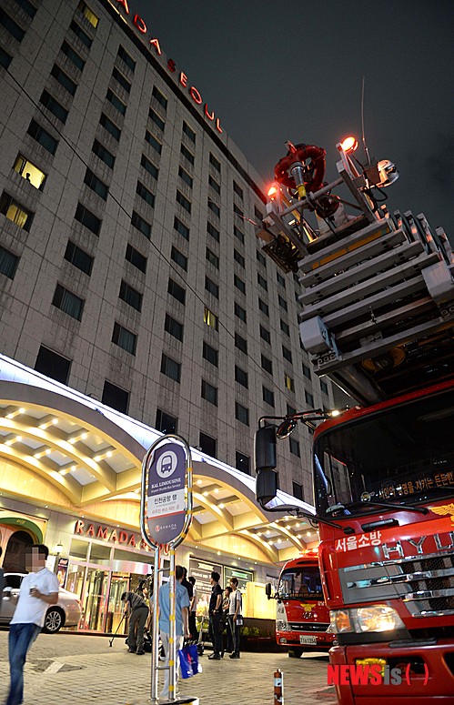 【서울=뉴시스】고범준 기자 = 8일 오후 서울 강남구 봉은사로 라마다서울호텔에서 60대 한 남성이 객실에서 인화물질을 뿌리고 분신자살을 하겠다고 협박하며 경찰과 대치중인 가운데 소방차들이 호텔 앞에 대기하고 있다. 2014.07.08.&nbsp; bjko@newsis.com