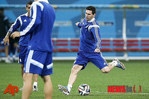 【상파울로(브라질)=AP/뉴시스】아르헨티나의 '슈퍼스타' 리오넬 메시(27·FC바르셀로나·오른쪽)가 9일(한국시간) 브라질 상파울루의 아레나 지 상파울루에서 팀 훈련을 하고 있다.&nbsp; 아르헨티나는 10일 같은 장소에서 네덜란드와 2014브라질월드컵 준결승전을 치른다. 