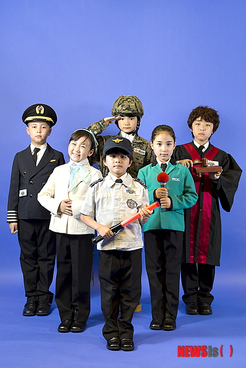 【서울=뉴시스】손정빈 기자 = MBC TV '어린이 직업탐험대 드림키즈'가 10일 첫 방송된다. MBC와 직업체험 테마파크 '키자니아 서울'이 합작하는 어린이 진로교육 프로그램이다. 직업 정보를 소개하는 포맷을 넘어 체험을 중심으로, 꿈을 찾아 떠나는 어린이 직업탐험대 6인의 직업 체험기를 다룬다. 6명의 어린이 출연자가 직업 체험 테마파크 '키자니아 서울'에서 다양한 직업을 체험하고, 대법원 판사, '무한도전' 김태호 PD, 야구스타 양준혁, 스타 셰프 최현석 등 멘토를 현장에서 만나 진로를 탐색하는 모습을 담을 예정이다. 드림키즈 대원들이 체험할 첫 번째 직업은 조리사다. 멘토는 최현석 셰프다. 최 셰프는 기발하고 독특한 600여 레시피 개발로 미식가에게 인정을 받은 ‘크레이지 셰프’로 활발한 방송활동으로 수많은 팬을 보유한 경력 17년의 요리사다. jb@newsis.com