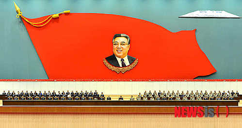 【서울=뉴시스】北 노동신문은 2014년 7월9일자 1면에 평양체육관에서 김일성 사망 20주기 중앙추모대회가 거행됐다고 보도했다. 2014.07.09. (출처=노동신문) photo@newsis.com