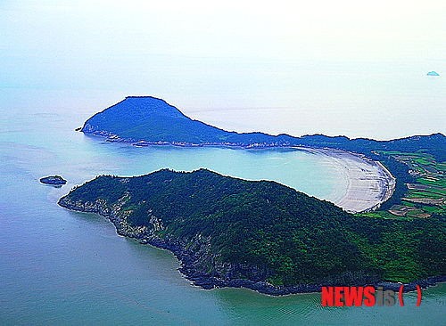 【신안=뉴시스】박상수 기자 = 철새서식지로 유명한 칠발도 앞바다 풍경 등 천혜의 경관을 자랑하는 전남 신안군 자은도 분계해수욕장. 2014.07.09 (사진=신안군 제공)&nbsp; photo@newsis.com 