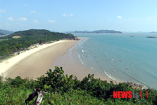 【신안=뉴시스】박상수 기자 = 해안선을 따라 고은 모래사장이 펼쳐져 이국적인 맛을 더하는 전남 신안군 자은도 백길해수욕장. 2014.07.09 (사진=신안군 제공)&nbsp; photo@newsis.com&nbsp;&nbsp;&nbsp;&nbsp;&nbsp;&nbsp;&nbsp;&nbsp;&nbsp;&nbsp;&nbsp;&nbsp;&nbsp; 