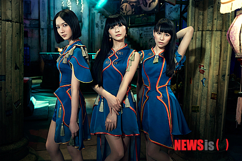 【서울=뉴시스】오제일 기자 = 일본의 테크노 팝 그룹 '퍼퓸(Perfume)'이 10월12일 광장동 악스코리아에서 '퍼퓸 FES!! 2014'을 펼친다.&nbsp; 일본 록 밴드 '맥시멈 더 호르몬(maximum the hormone)'과 함께하는 컬래버레이션 공연이다. 지난 4월 열릴 예정이었지만, '세월호' 침몰 참사 여파로 취소됐다.&nbsp; 홍보사 더제이스토리는 "한국 팬들과의 약속을 지키고 싶다는 멤버들의 강한 의지와 국내 팬들의 끊임없는 러브콜로 투어의 마지막 공연을 서울에서 진행하기로 했다"고 전했다.&nbsp; 퍼퓸은 지난달 16일 싱글 '클링 클링(Cling Cling)'을 발표했다. 세 번째 월드투어 '퍼퓸 월드 투어 3rd'를 앞두고 있다. /kafka@newsis.com