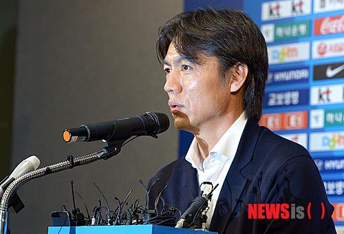 【서울=뉴시스】박영태 기자 = 지난 2014년 7월10일 오전 서울 종로구 신문로 대한축구협회 회의실에서 축구국가대표팀 홍명보 감독의 사퇴 기자회견을 하고 있다. 홍명보 감독이 이끈 축구대표팀은 ‘2014 FIFA 브라질월드컵’에서 1무 2패, 조 4위 성적으로 16강 진출에 실패하며 ‘16년만 무승 월드컵’ 기록을 남겼다. 한편 허정무 대한축구협회 부회장도 홍명보 감독과 함께 책임을 지며 공식 사퇴했다. 2014.07.10. since1999@newsis.com