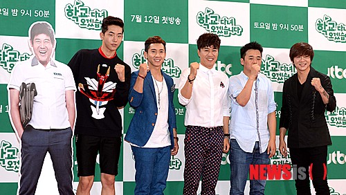 【서울=뉴시스】고범준 기자 = 10일 오후 서울 중구 서소문로 호암아트홀에서 열린 JTBC 새 예능프로 '학교 다녀오겠습니다(연출 오윤환)'제작 발표회에서 출연 배우들이 포토타임을 갖고 있다. (왼쪽부터)남주혁, 브라이언, 김종민, 오윤환 감독, 윤도현. 2014.07.10. bjko@newsis.com