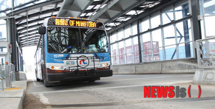 【서울=뉴시스】캐나다 매니토바주의 주도인 위니펙에서 버스를 탈 때 노래를 부르면 100캐나다달러(약 9만5700원)의 벌금이 부과될 전망이다. 토론토 선에 따르면 위니펙 행정부 정책위원회는 10일(현지시간) 버스 안에서 노래 부르는 것을 불법으로 규정짓는 규칙을 통과시켰다. 하지만 시의회의 승인이 마지막 절차로 남아 있다. 이번 법안은 버스 같은 대중교통을 이용할 때 내부에서 악기를 연주하거나 노래를 부르거나 혹은 이를 권하는 행동을 금지하고 있다. (사진= 토론토선)