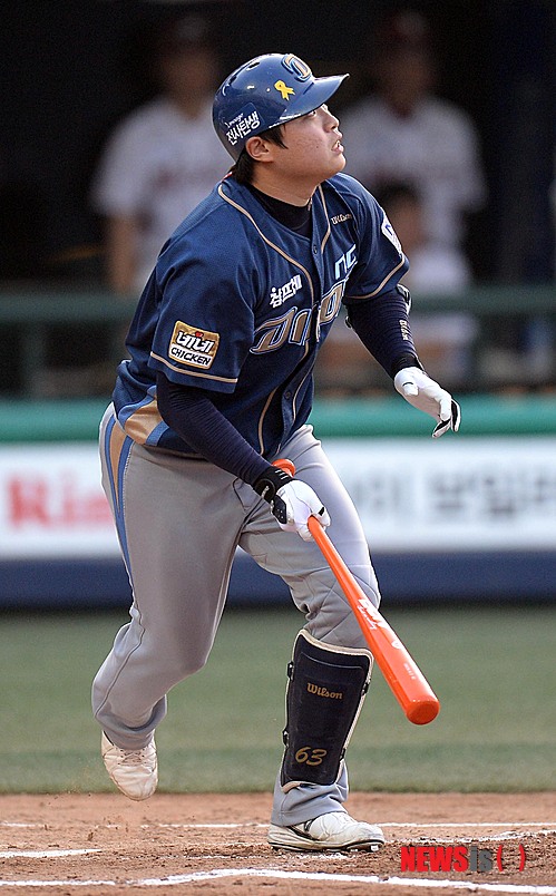 【서울=뉴시스】김인철 기자 = 11일 오후 서울 목동야구장에서 열린 2014 한국야쿠르트 세븐 프로야구 넥센 히어로즈와 NC 다이노스의 경기에서 2회초 1사 만루 NC 권희동이 중견수 희생플라이볼을 날리고 있다. 2014.07.11.&nbsp; yatoya@newsis.com
