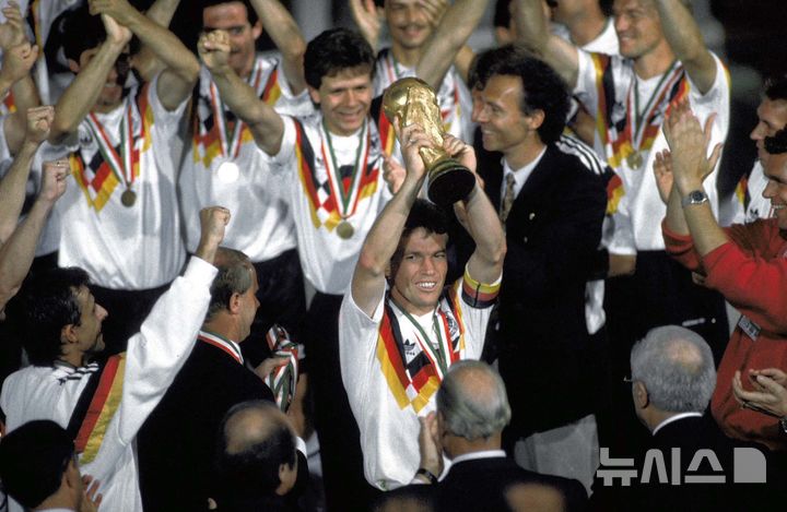 [로마=AP/뉴시스] 1990 국제축구연맹(FIFA) 이탈리아 월드컵에서 우승한 서독 축구대표팀. 1990.07.08.