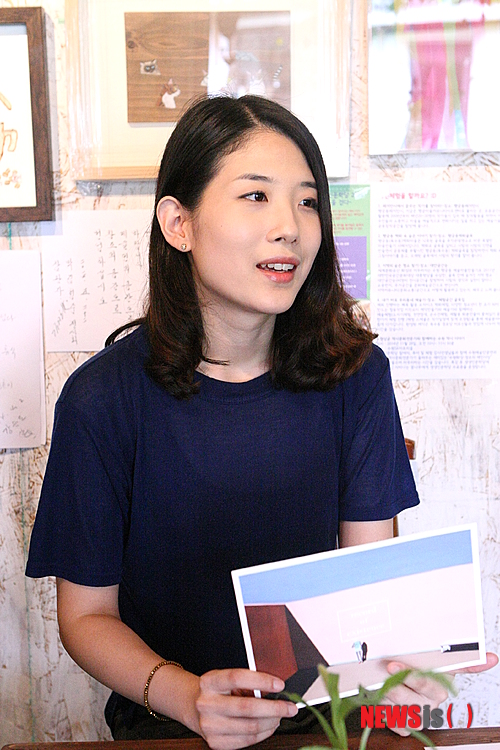 【수원=뉴시스】조명규 기자 = 12일 오후 경기 수원시 팔달구 북수동에 위치한 갤러리 대안공간 눈에서 유아름 작가가 인터뷰 하고 있다. 2014.07.12.&nbsp; mkcho@newsis.com