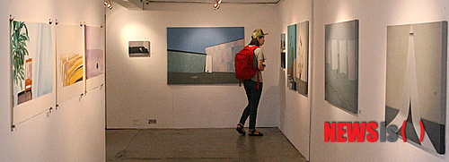 【수원=뉴시스】조명규 기자 = 12일 오후 경기 수원시 팔달구 북수동에 위치한 갤러리 대안공간 눈에서 유아름의 개인전 '존재의 기록(record df existence)'이 열렸다. 2014.07.12.&nbsp; mkcho@newsis.com