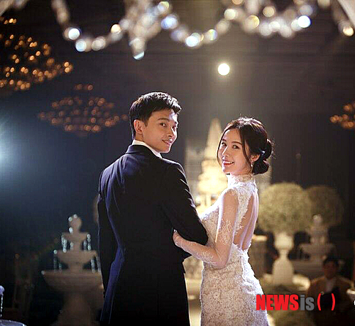 【서울=뉴시스】유상우 기자 = 탤런트 신주아(30)가 12일 태국 방콕 센터라 그랜드 호텔에서 중국계 태국인 기업가 라차나쿤(32)과 결혼했다.&nbsp; 신주아는 13일 트위터에 “많은 분이 축하를 해주서 진심으로 감사하다. 한국을 무척 좋아하는 우리 새신랑 라차나쿤과 행복하게 햄 볶으며 잘 살겠다”고 남겼다.&nbsp; 신주아는 친구를 통해 라차나쿤을 만나 1년여 간 교제해오다 부부로 맺어지게 됐다.&nbsp; 신혼집은 방콕에 마련됐다. 연기활동은 당분간 쉴 계획이다.&nbsp; 신주아는 2004년 SBS TV 드라마 ‘작은아씨들’로 데뷔했다. 영화 ‘몽정기 2’ ‘여교수의 은밀한 유혹’ ‘녀녀녀’, 드라마 ‘백만장자와 결혼하기’ ‘히어로’ 등에 출연했다. 최근 MBC TV 일일극 ‘오로라 공주’에서 활약했다.&nbsp; swryu@newsis.com