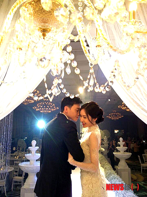 【서울=뉴시스】유상우 기자 = 탤런트 신주아(30)가 12일 태국 방콕 센터라 그랜드 호텔에서 중국계 태국인 기업가 라차나쿤(32)과 결혼했다.&nbsp; 신주아는 13일 트위터에 “많은 분이 축하를 해주서 진심으로 감사하다. 한국을 무척 좋아하는 우리 새신랑 라차나쿤과 행복하게 햄 볶으며 잘 살겠다”고 남겼다.&nbsp; 신주아는 친구를 통해 라차나쿤을 만나 1년여 간 교제해오다 부부로 맺어지게 됐다.&nbsp; 신혼집은 방콕에 마련됐다. 연기활동은 당분간 쉴 계획이다.&nbsp; 신주아는 2004년 SBS TV 드라마 ‘작은아씨들’로 데뷔했다. 영화 ‘몽정기 2’ ‘여교수의 은밀한 유혹’ ‘녀녀녀’, 드라마 ‘백만장자와 결혼하기’ ‘히어로’ 등에 출연했다. 최근 MBC TV 일일극 ‘오로라 공주’에서 활약했다.&nbsp; swryu@newsis.com