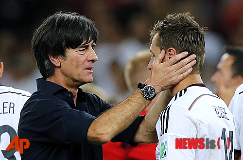 【리우데자네이루(브라질)=AP/뉴시스】 독일은 14일 오전 4시(한국시간) 브라질 리우데자네이루의 이스타지우 마라카낭에서 열린 아르헨티나와의 브라질월드컵 결승전에서 연장 후반 8분에 터진 마리오 괴체(22·바이에른 뮌헨)의 결승골에 힘입어 1-0으로 승리, 우승을 차지했다. 요아힘 뢰브(54·왼쪽) 감독은 독일대표팀을 맡은 지 8년 만에 월드컵 우승이라는 결실을 이뤘다. 뢰브 감독이 우승을 확정하고 백전노장 공격수 미로슬라프 클로제(36·라치오)의 얼굴을 만지며 축하하고 있다.