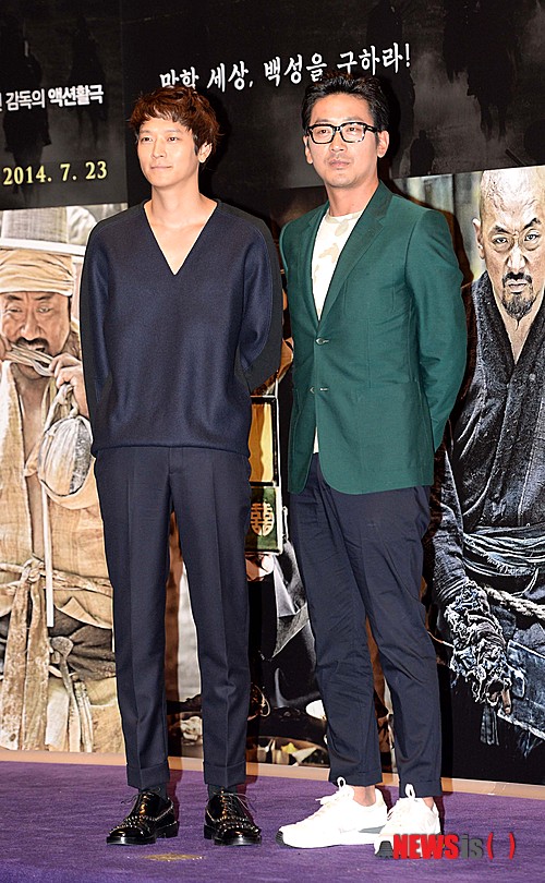 【서울=뉴시스】고범준 기자 = 배우 하정우(오른쪽)와 강동원이 14일 오후 서울 강남구 영동대로 메가박스 코엑스점에서 열린 영화 '군도:민란의 시대(감독 윤종빈)'시사회에 참석해 포토타임을 갖고 있다. 2014.07.14.&nbsp; bjko@newsis.com